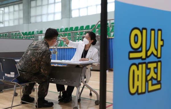군 장병 백신 접종 모습.이 사진은 기사의 특정 사실과 관계 없음.(국방신문 자료 사진)