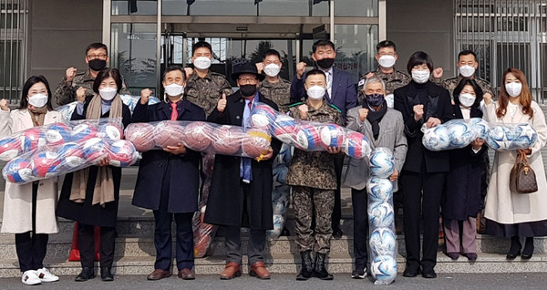 장영달 우석대학교 명예총장이 8일 충남 논산 육군훈련소를 방문해 장병들을 위문하고 박원호 소장에게 위문품을 전달한 뒤 기념사진을 찍고 있다. (사진=우석대 제공)