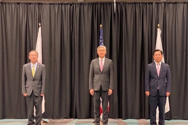 노규덕(오른쪽부터) 외교부 한반도평화교섭본부장, 성 김 미국 국무부 대북정책특별대표, 후나코시 다케히로(船越健裕) 일본 외무성 아시아·대양주국장이 10일(현지시간) 미국 하와이 호놀룰루 아시아·태평양안보연구소(APCSS)에서 한미일 북핵수석대표 협의를 가졌다.(사진=외교부 제공)