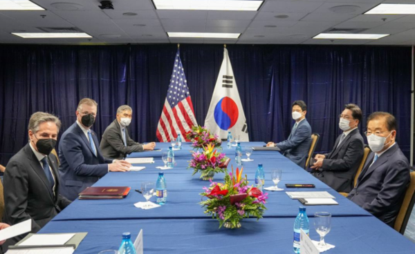 정의용 외교부 장관(오른쪽 첫 번째)과 토니 블링컨 미국 국무부 장관이 12일(현지시간) 하와이 아태안보연구소에서 한미 외교장관회담을 하고 있다. (사진=외교부 제공)