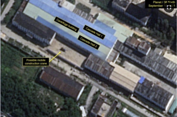 지난해 9월 위성 촬영한 북한 영변 우라늄농축공장. 캐스케이드 홀 2호(Cascade Hall 2) 인근에 공사에 사용하는 크레인이 놓여 있다.(사진제공=올리 하이노넨 스팀슨센터 특별연구원· 전 IAEA 사무차장)
