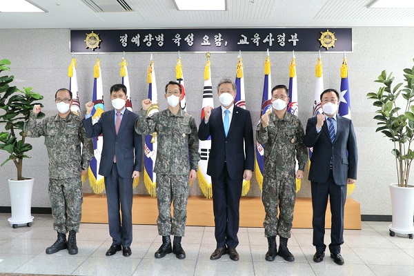 14일 정석환 병무청장(오른쪽 세 번째) 해군교육사령부를 방문해 해군병 입영대상자들과 부대 관계자들을 격려했다. (사진=병무청 제공)