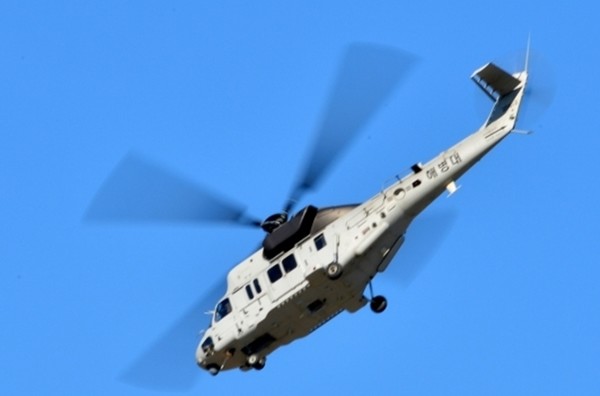 지난해 12월1일 경북 포항 해병대 기지에서 열린 해병항공단 창설식 때 시범 비행을 하고 있는 상륙기동헬기 마린온.(자료사진=해병대 제공)