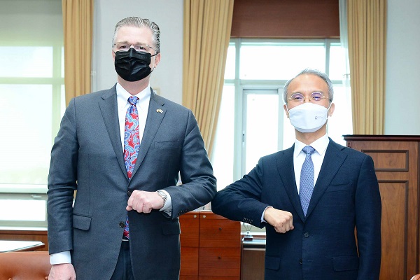 지난해 11월 대니얼 크리튼브링크 미 국무부 동아시아태평양 차관보(왼쪽)가 방한해 여승배 외교부 차관보와 회담을 가졌다. (사진=외교부 제공) 