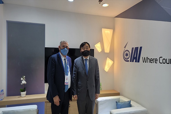 안현호 한국항공우주산업(KAI) 사장(오른쪽)과 보아즈 레비 이스라엘항공우주산업(IAI) 대표. (사진=KAI 제공)