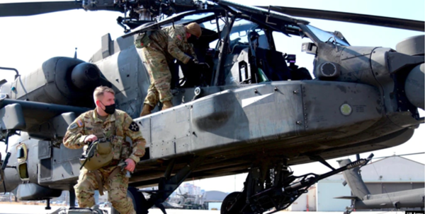 주한미군 육군 제2항공전투여단 예하 부대인 4-2 공격헬기 대대원들이 지난 16일 경기도 평택 캠프 험프리스에서 AH-64D 아파치 헬기 이륙 점검을 하고 있다.(사진=제2항공전투여단 페이스북 갈무리)