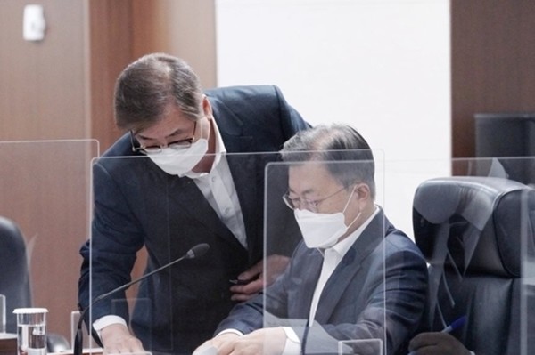 문재인 대통령이 22일 청와대 국가위기관리센터에서 열린 국가안전보장회의 및 대외경제안보전략회의 연석회의에서 서훈 국가안보실장과 자료를 보며 대화하고 있다.(사진=청와대 제공)