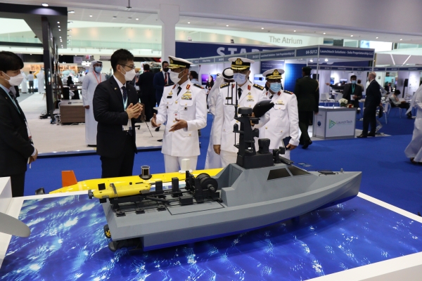 2월 21일부터 23일까지 진행되는 'UMEX 2022'에 참가한 LIG넥스원이 UAE 해군 관계자에게 무인수상정(해검-Ⅱ·Ⅲ)에 대해 설명하고 있다. (사진=LIG넥스원 제공)