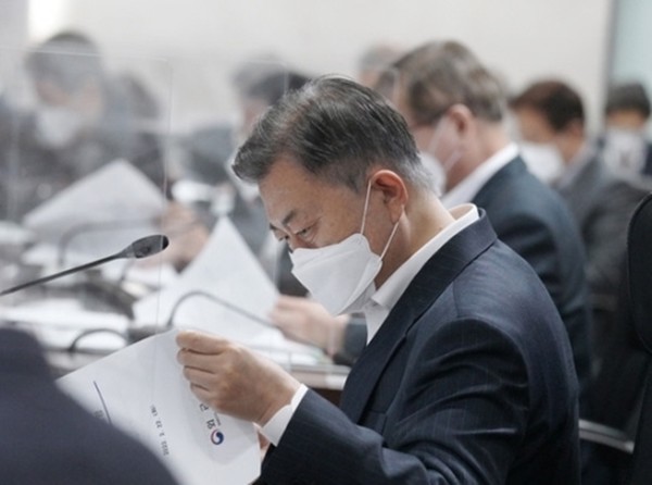 문재인 대통령이 지난 22일 청와대 국가위기관리센터에서 열린 우크라이나 사태 대응을 위한 ‘2022년도 국가안전보장회의(NSC) 및 대외경제안보전략회의 연석회의’에서 관련 자료를 살펴보고 있다. (사진=청와대 제공)