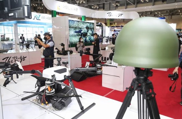세계 드론산업의 현황과 미래를 조망하는 ‘2022년 드론쇼 코리아’ 드론전시회가 24일부터 26일까지 부산 벡스코에서 개최된다. ‘2021 드론쇼 코리아’ 개최 모습. (사진=한국무인기시스템협회 제공)