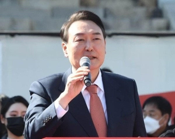 윤석열 국민의힘 대선 후보가 지난 24일 경기도 수원시 팔달문 앞에서 열린 수원 집중유세에서 연설하고 있다.(사진=국회사진기자단)