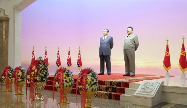 김정은 노동당 총서기 겸 국무위원장이 지난해 4월15일 할아버지 김일성 주석의 생일인 이른바 ‘태양절’ 때 김 주석의 시신이 안치된 평양 금수산태양궁전을 참배할 때 할아버지 김일성, 아버지 김정은 입상 앞에 놓아둔 화환.(자료 사진=조선중앙통신 갈무리)