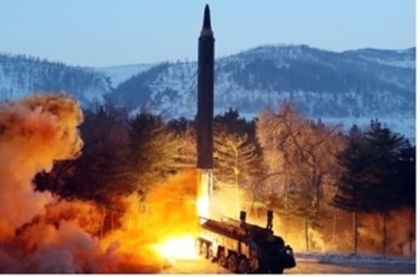 북한 매체들이 1월 30일 중거리 탄도미사일(IRBM) 화성-12형 ‘검수사격’이라며 공개한 미사일 발사 장면. (사진=조선중앙통신 갈무리)