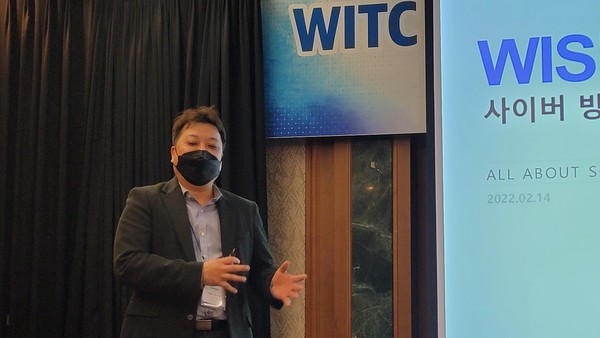 이영준 와이즈스톤 ICT시험인증연구소장이 한국정보처리학회와 국방과학연구소, 국방신문이 공동 주최하고 동국대학교 국방안전연구센터가 주관해 2월 14일~16일 개최된 ‘2022년 국방미래도전 컨퍼런스’에서 ‘사이버 방호기술 공인인증 및 평가방안’을 주제로 강연하고 있다.