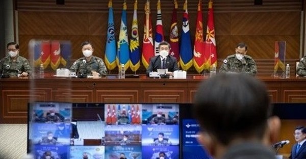 서욱 국방부 장관이 2월 28일 국방부에서 주재한 ‘주요 지휘관 회의’에서 원인철 합동참모의장 등 군 수뇌부들이 디지털무늬 전투복 도입 목적에서 벗어난 흰색 마스크를 쓰고 회의를 하고 있다. (사진=국방부 제공)