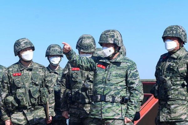 김태성 해병대사령관과 주요 지휘관들이 2월 23일 서해 전방지역 연평도에서 북한군에 노출된 상황에서 흰색 마스크를 쓰고 서북도서 작전대비태세 및 코로나19 방역태세를 점검하고 있다. (사진=해병대 제공)