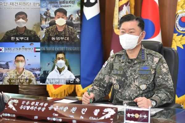 원인철 합동참모의장이 1월 28일 개최한 해외파병부대장들과 화상회의에서 원 의장과 파병부대장들이 흰색 마스크를 쓰고 회의를 하고 있다. (사진=합동참모본부 제공)