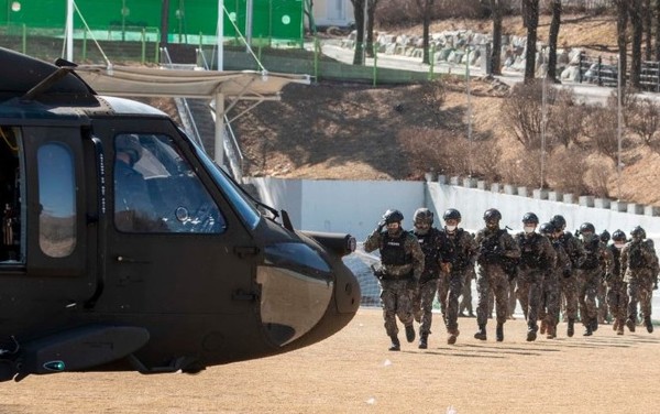 육군 특수전 부대원들이 훈련을 위한 헬리콥터 탑승을 위해 이동하고 있다. 일부 특수부대원들이 특별위장을 하지 않고 흰색 마스크를 착용한 채 훈련에 나선 모습이 보인다. (사진=육군 제공)