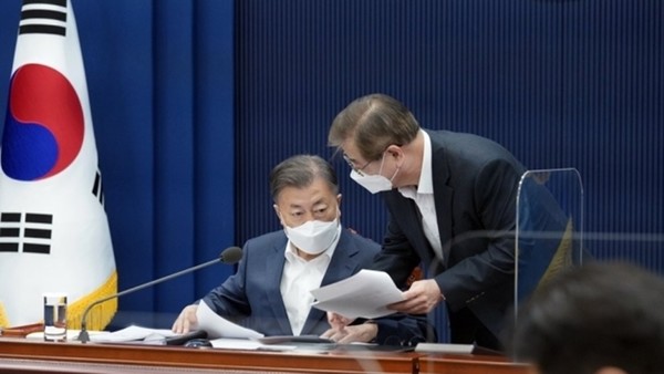 문재인 대통령이 3일 청와대에서 열린 국가안전보장회의(NSC) 확대 관계장관회의 시작 전 서훈 국가안보실장과 자료를 보며 대화하고 있다.(사진=청와대 제공)