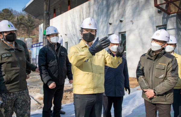 서욱 국방부 장관(가운데)이 지난달 21일 서울 동작구 국립서울현충원 제2충혼당 신축 현장을 찾아 공사 현장을 살피고 있다. (자료 사진=국방부 제공)