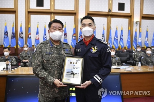 박인호(왼쪽) 공군참모총장은 4일 계룡대 공군본부에서 열린 ‘2021년 공군 최우수 조종사 시상식’에서 최우수 조종사로 선정된 11전투비행단 방주원 소령에게 대통령 표창을 전달했다.(사진=공군 제공)