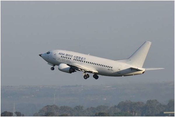 국방과학연구소와 한화시스템이 개발한 AESA 레이다가 장착된 시험항공기(FTB)의 비행시험 모습. (사진=한화시스템 제공)