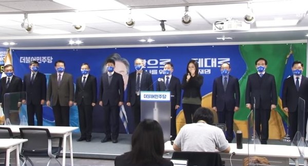 더불어민주당 선대위 평화번영위원회와 국방안보특보단 예비역 장성들이 4일 오전 서울 여의도 중앙당사에서 윤석열 국민의힘 대선후보의 ‘부동시’ 병역기피 의혹 관련 기자회견을 하고 있다. 왼쪽부터 이병록 예비역 해군 제독(준장), 하성용 예비역 공군 소장, 송경호 예비역 육군 준장, 하영제 예비역 육군 준장, 김진오 해병대 예비역 준장, 진호영 예비역 공군 준장, 김태성 예비역 육군 소장, 수어통역사, 부석종 전 해군참모총장, 강규식 예비역 공군 소장, 신동현 예비역 육군 준장. 