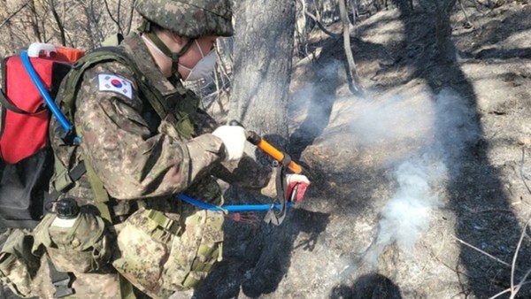 육군 8군단 소속 병사가 지난 6일 동해안 산불 진화에 나서 진땀을 흘리고 있다.(사진=육군 8군단 제공)