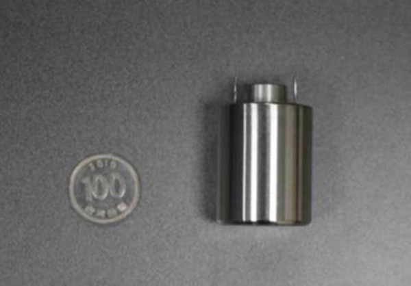 국내 독자기술로 개발에 성공한 충격활성식 소형 고출력 열전지. 이 열전지는 사진 왼쪽 100원짜리 동전과 비교될 정도로 크기도 작아졌다.(사진=국방과학연구소 제공)