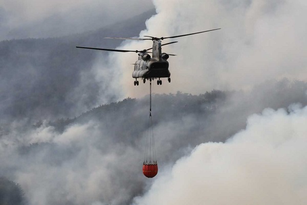 육군항공사령부 소속 CH-47 치누크 헬기가 지난 7일 경북 울진에서 산불 진화작전을 펼치는 모습. (사진=국방일보 제공)