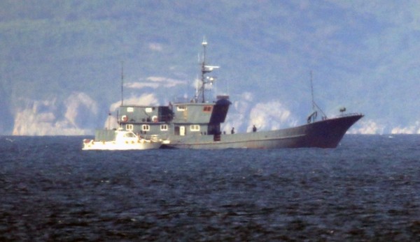 합참은 8일 서해 NLL을 침범한 북한 선박 1척을 나포하고, 이 선박을 추격하던 북한 경비정도 NLL을 월경한 뒤 우리 해군 고속정의 경고 사격을 받고 퇴각했다고 밝혔다. 사진은 2020년 6월 21일 인천시 옹진군 대연평도에서 바라본 북한 대수압도 앞에 정박해 있는 북한 경비정. 기사의 특정 사실과 관계 없음.(자료 사진=연합뉴스)