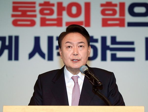 윤석열 제20대 대통령 당선인이 10일 국회도서관에서 ‘대국민 인사’를 한 후 기자들과 회견을 하고 있다.(사진=연합뉴스)