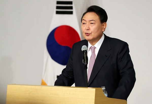 윤석열 제20대 대통령 당선인이 10일 국회도서관에서 ‘대국민 인사’를 하고 있다.(사진=연합뉴스)