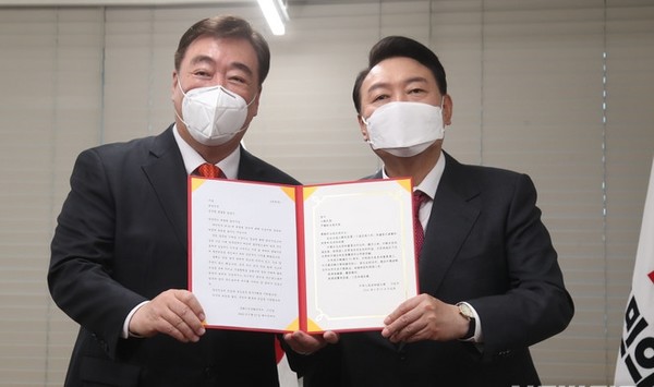 윤석열 대통령 당선인(오른쪽)이 11일 서울 여의도 국민의힘 당사 당선인 사무실에서 싱하이밍 주한 중국대사를 접견, 시진핑 중국 국가주석의 축하 서신을 전달 받고 있다.(공동취재사진=연합뉴스)