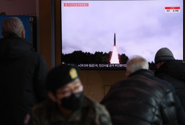 지난 2월27일 북한의 대륙간탄도미사일(ICBM) 추정 시험발사 뉴스를 서울역 대합실에서 시민들이 시청하고 있다. (자료 사진=연합뉴스)