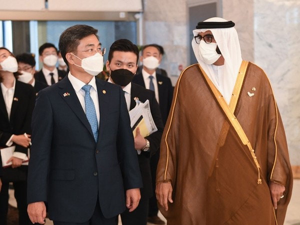 서욱 국방부 장관과 모하메드 아흐메드 알 보와르디 UAE 국방특임장관이 지난해 8월 23일 아랍에미리트(UAE)에서 열린 한-UAE 고위급 회담을 마친 뒤 함께 이동하고 있다. (자료 사진=국방부 제공)