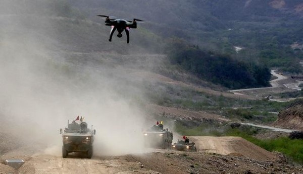 국방부는 앞으로 인공지능(AI)·무인 등 첨단기술 무기체계는 신속획득사업 실시를 원칙으로 하기로 했다. 사진은 드론을 활용한 합동작전 기동부대 훈련 장면.(자료 사진=국방부 제공)
