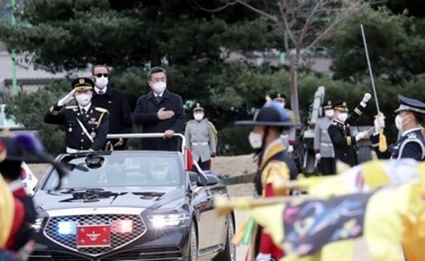 서욱 국방부 장관이 18일 서울 국방부에서 한-UAE 국방장관회담을 앞두고 모하메드 아흐메드 알 보와르디 아랍에미리트연합국(UAE) 국방특임장관과 의전행사에서 열병하고 있다.(사진=국방부 제공)