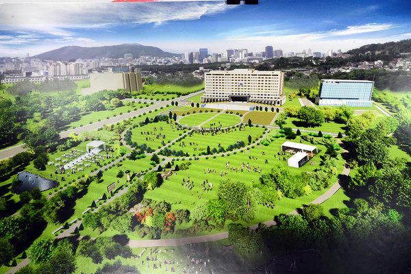 윤석열 대통령 당선인이 20일 오전 서울 종로구 삼청동 대통령직 인수위원회 사무실에서 기자회견을 열고 공개한 용산 대통령 집무실·시민공원 조감도. (사진=윤석열 대통령 당선인 대변인실 제공)