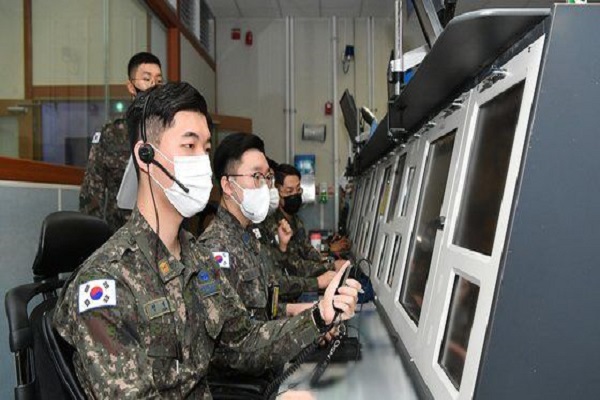 중앙방공통제소(MCRC)에서 임무를 수행 중인 공군 장병들. (사진=공군 제공)