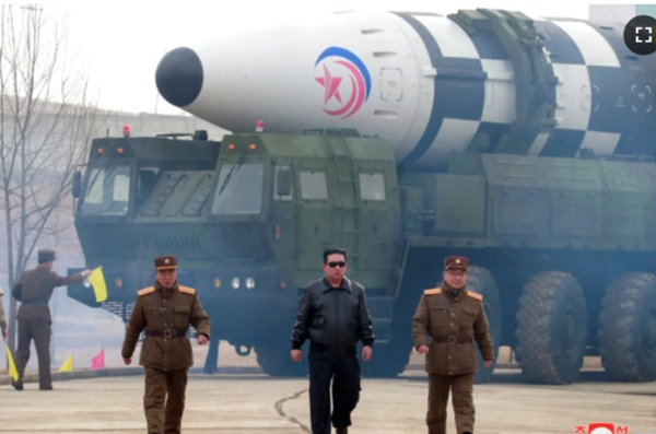 김정은 북한 노동당 총서기 겸 국무위원장은 지난 24일 신형 대륙간탄도미사일(ICBM) ‘화성 17형’이라고 주장한 시험발사 현장을 참관했다고 조선중앙통신 등 북한 매체들이 일제히 보도했다. (사진=조선중앙통신 연합뉴스)