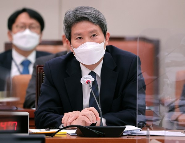 이인영(오른쪽) 통일부 장관이 28일 국회 외교통일위원회 전체회의에 출석해 의원들의 질의에 답변하고 있다.(사진=연합뉴스 제공)