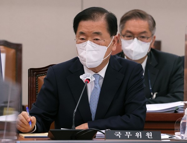 정의용 외교부 장관이 28일 국회 외교통일위원회 전체회의 긴급 현안보고에서 의원들의 질의에 답변하고 있다.(사진=국회사진기자단 연합뉴스)