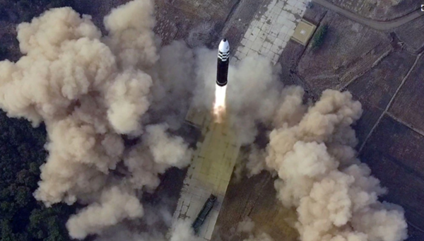 북한이 지난 24일 신형 대륙간탄도미사일(ICBM) 화성-17형을 시험발사했다고 주장하며 공개한 사진.(사진=조선중앙통신 연합뉴스)