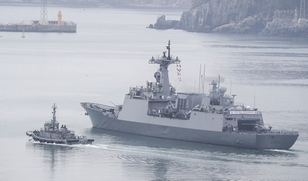 청해부대 37진 약 300명이 30일 대조영함'(DDH-II·4400t급)에 승선해 부산해군작전사령부에서 출항하고 있다.(사진=연합뉴스)