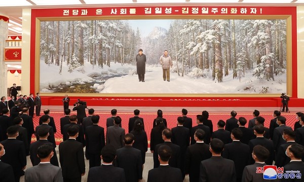 김정은 북한 노동당 총서기 겸 국무위원장의 당과 국가 최고지위 추대 10년을 기념하는 '위대한 승리와 변혁의 10년’ 중앙사진전람회가 열렸다고 조선중앙통신이 지난 28일 보도했다. (사진=조선중앙통신,연합뉴스)