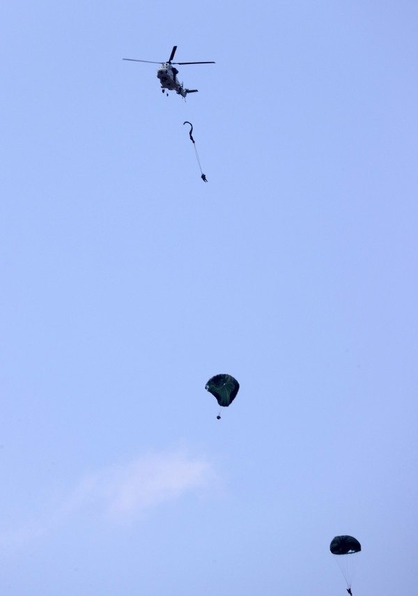 해병대 공정부대원들이 30일 경북 포항시 북구 공수교육훈련장에서 실시된 공수훈련 때 상공을 날고 있는 마린온에서 뛰어내리고 있다. (사진=해병대 제공)