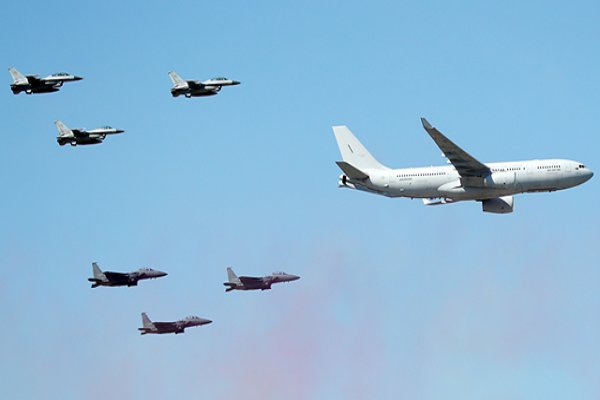 방위사업청은 31일 전투기 조종사들의 실전적 전투기 비행능력 향상을 위해 '공중전투기동훈련체계(ACMI)'를 공군에 인도했다고 밝혔다. 사진은 공군의 KC-330 시그너스 공중급유기와 F-15K, KF-16 전투기 훈련비행 모습(자료 사진 =연합뉴스)