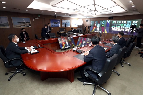 국방부는 예비군 소집훈련을 올해 상반기 중 재개한다고 1일 밝혔다. 사진은 서욱 국방부 장관이 '제54주년 예비군의 날'을 하루 앞둔 3월 31일 모범예비군 40명을 화상 연결해 노고를 치하하는 모습. (사진=국방부 제공)