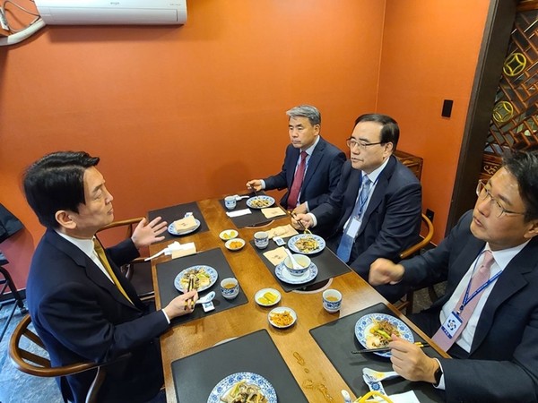 안철수 인수위원장(왼쪽)이 지난 22일 서울 종로구 한 식당에서 외교안보 분과 김성한 간사, 김태효 인수위원, 이종섭 인수위원과 함께 오찬 겸 업무회의를 하고 있다.(자료 사진=대통령직인수위원회 제공)